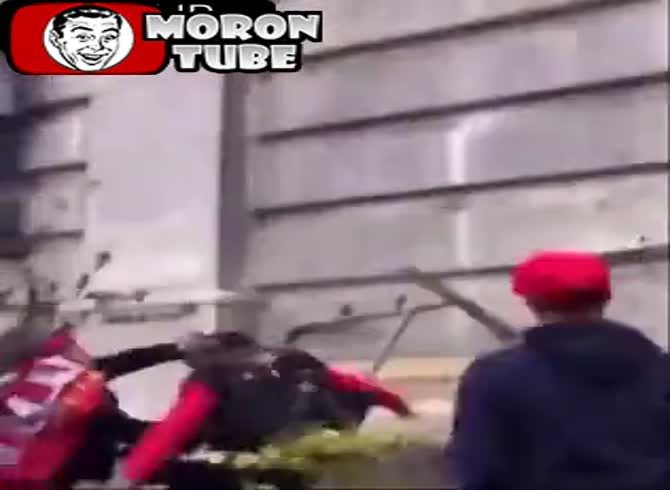 Video :To Mario music, protesters ascend the Capitol wall